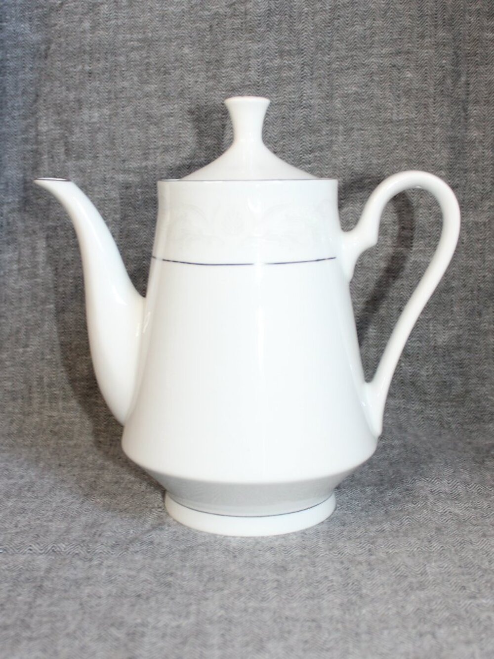 Vintage Crown Ming "Royal Palm" Porcelain China Teapot w/ Lid, White w/ Silver